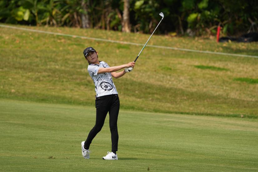 金田久美子のアイアンスイング（斜め前方）連続写真【2022年ダイキンオーキッドレディスゴルフトーナメント】