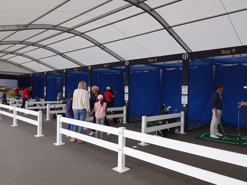 練習ができるスペース。指導するプロもいた