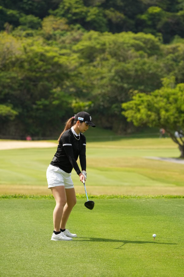 菊地絵理香のドライバースイング（後方）連続写真【2022年ダイキンオーキッドレディスゴルフトーナメント】