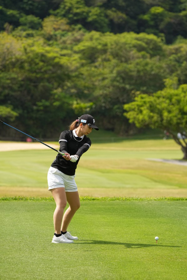 菊地絵理香のドライバースイング（後方）連続写真【2022年ダイキンオーキッドレディスゴルフトーナメント】