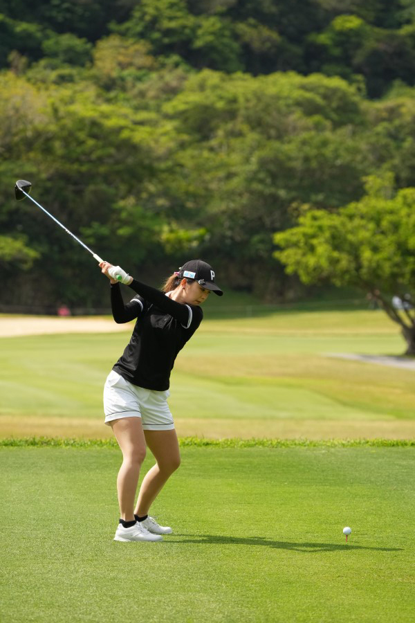 菊地絵理香のドライバースイング（後方）連続写真【2022年ダイキンオーキッドレディスゴルフトーナメント】