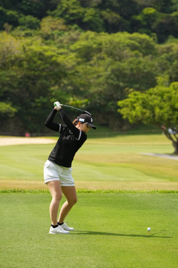 菊地絵理香のドライバースイング（後方）連続写真【2022年ダイキンオーキッドレディスゴルフトーナメント】