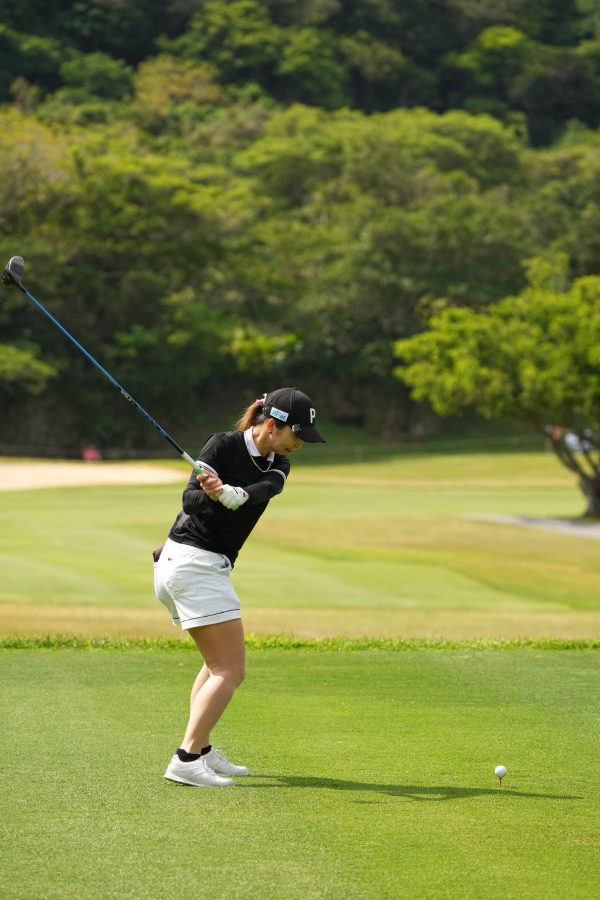 菊地絵理香のドライバースイング（後方）連続写真【2022年ダイキンオーキッドレディスゴルフトーナメント】