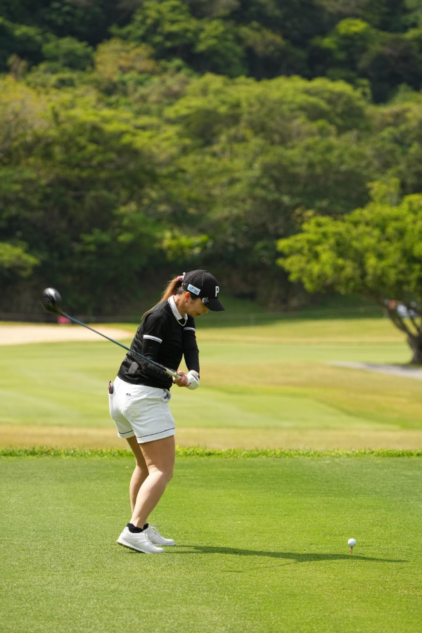 菊地絵理香のドライバースイング（後方）連続写真【2022年ダイキンオーキッドレディスゴルフトーナメント】