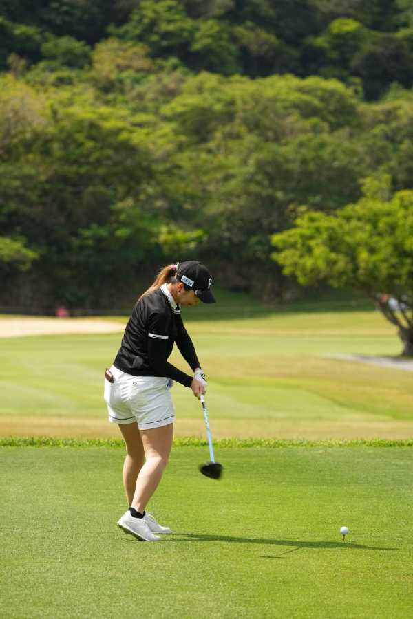 菊地絵理香のドライバースイング（後方）連続写真【2022年ダイキンオーキッドレディスゴルフトーナメント】