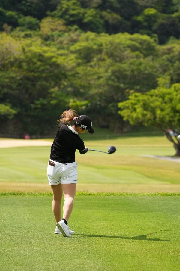 菊地絵理香のドライバースイング（後方）連続写真【2022年ダイキンオーキッドレディスゴルフトーナメント】