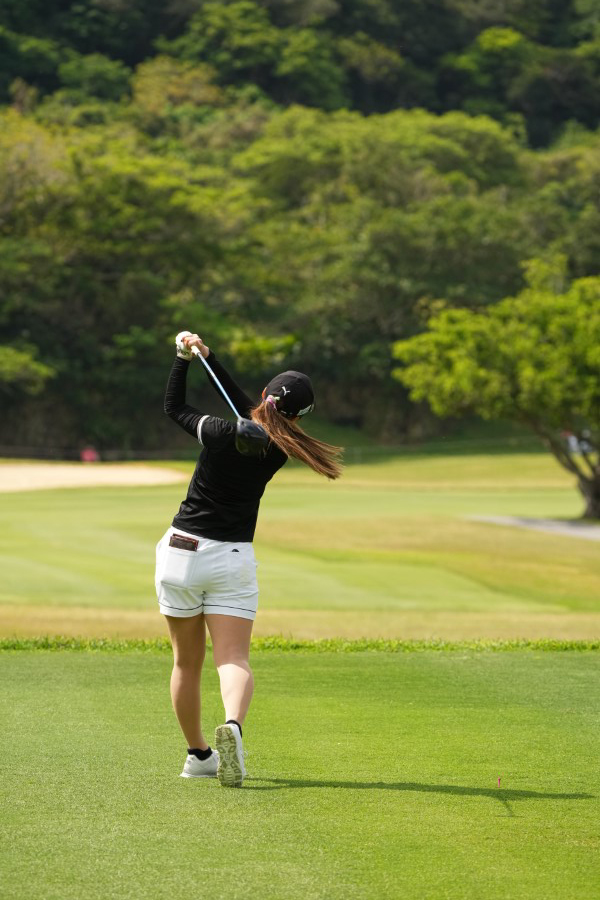 菊地絵理香のドライバースイング（後方）連続写真【2022年ダイキンオーキッドレディスゴルフトーナメント】