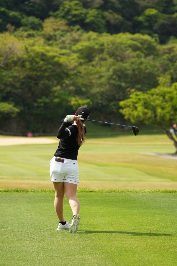 菊地絵理香のドライバースイング（後方）連続写真【2022年ダイキンオーキッドレディスゴルフトーナメント】