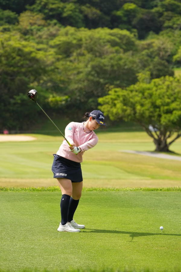 小祝さくらのドライバースイング（後方）連続写真【2022年ダイキンオーキッドレディスゴルフトーナメント】