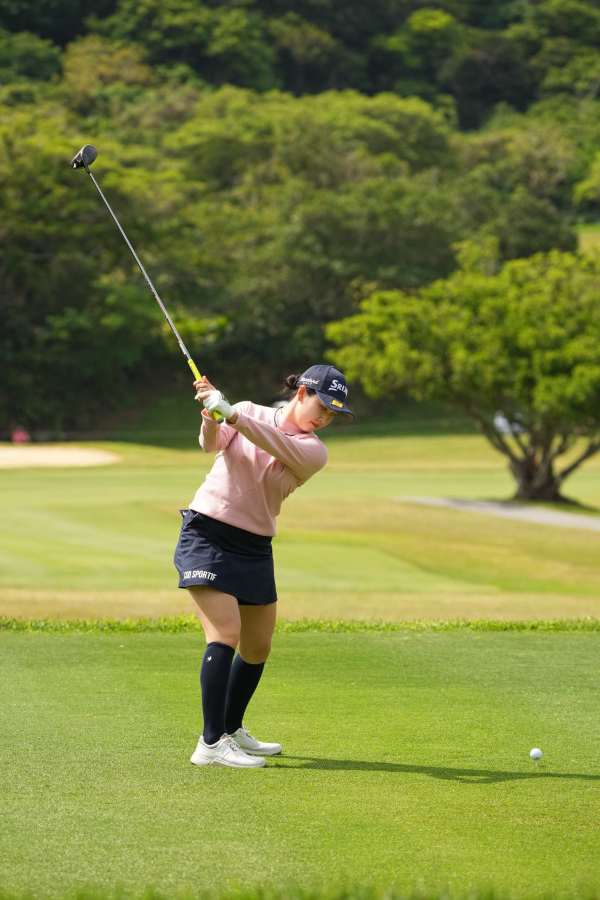 小祝さくらのドライバースイング（後方）連続写真【2022年ダイキンオーキッドレディスゴルフトーナメント】