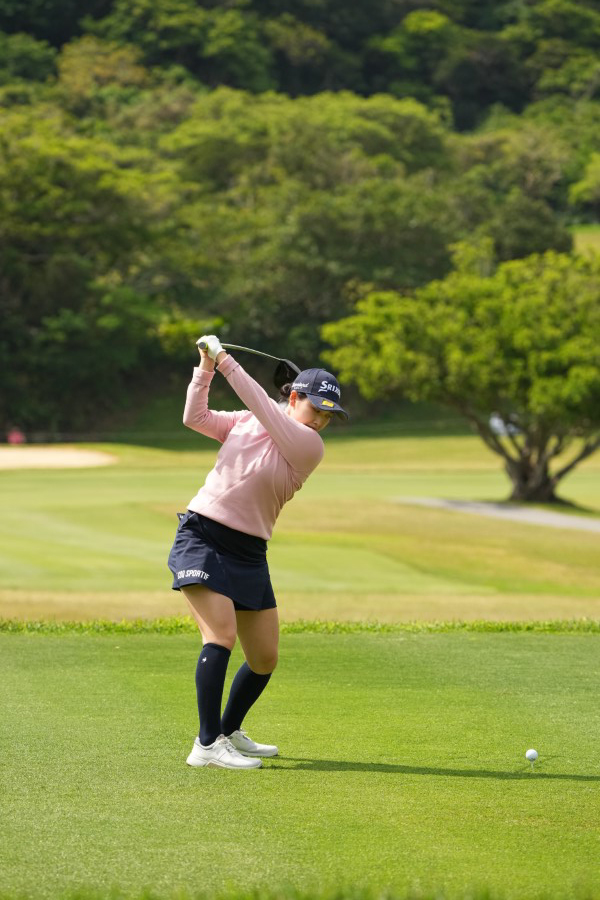 小祝さくらのドライバースイング（後方）連続写真【2022年ダイキンオーキッドレディスゴルフトーナメント】