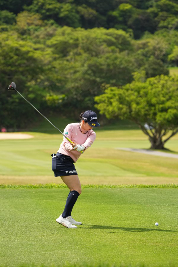 小祝さくらのドライバースイング（後方）連続写真【2022年ダイキンオーキッドレディスゴルフトーナメント】