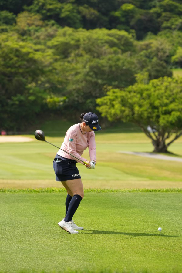小祝さくらのドライバースイング（後方）連続写真【2022年ダイキンオーキッドレディスゴルフトーナメント】
