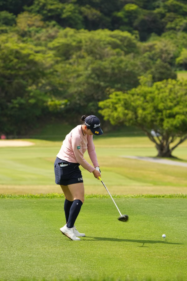 小祝さくらのドライバースイング（後方）連続写真【2022年ダイキンオーキッドレディスゴルフトーナメント】