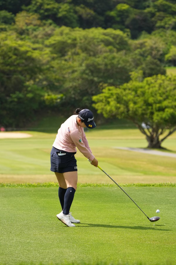 小祝さくらのドライバースイング（後方）連続写真【2022年ダイキンオーキッドレディスゴルフトーナメント】
