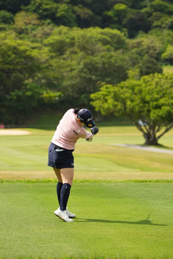 小祝さくらのドライバースイング（後方）連続写真【2022年ダイキンオーキッドレディスゴルフトーナメント】