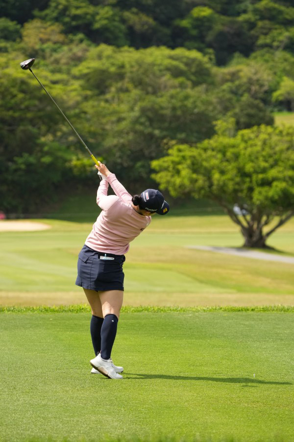 小祝さくらのドライバースイング（後方）連続写真【2022年ダイキンオーキッドレディスゴルフトーナメント】