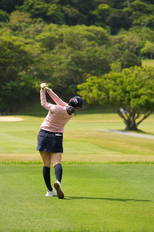 小祝さくらのドライバースイング（後方）連続写真【2022年ダイキンオーキッドレディスゴルフトーナメント】