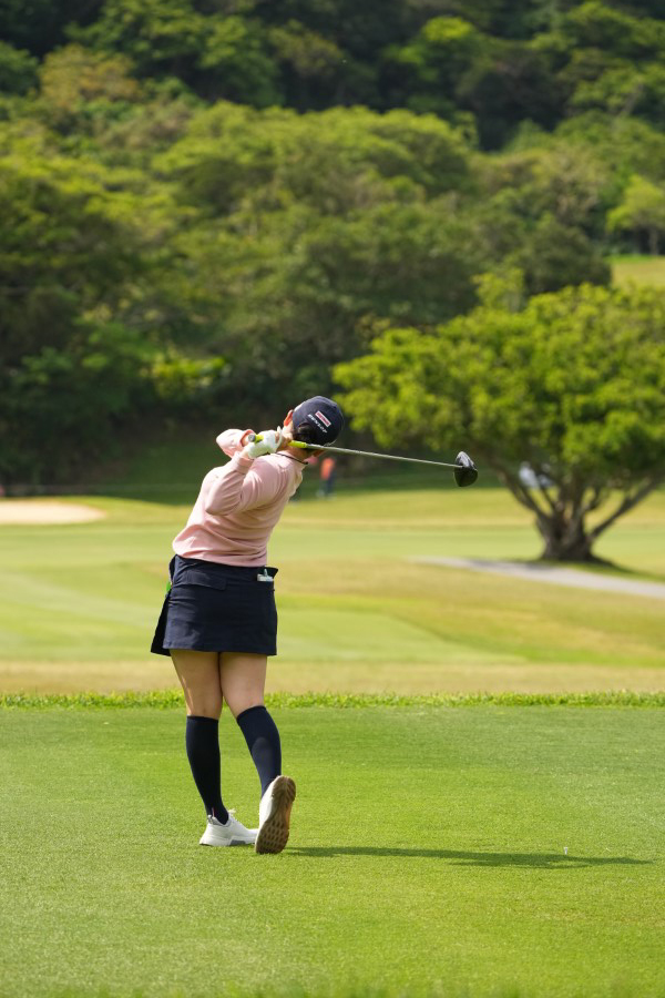 小祝さくらのドライバースイング（後方）連続写真【2022年ダイキンオーキッドレディスゴルフトーナメント】