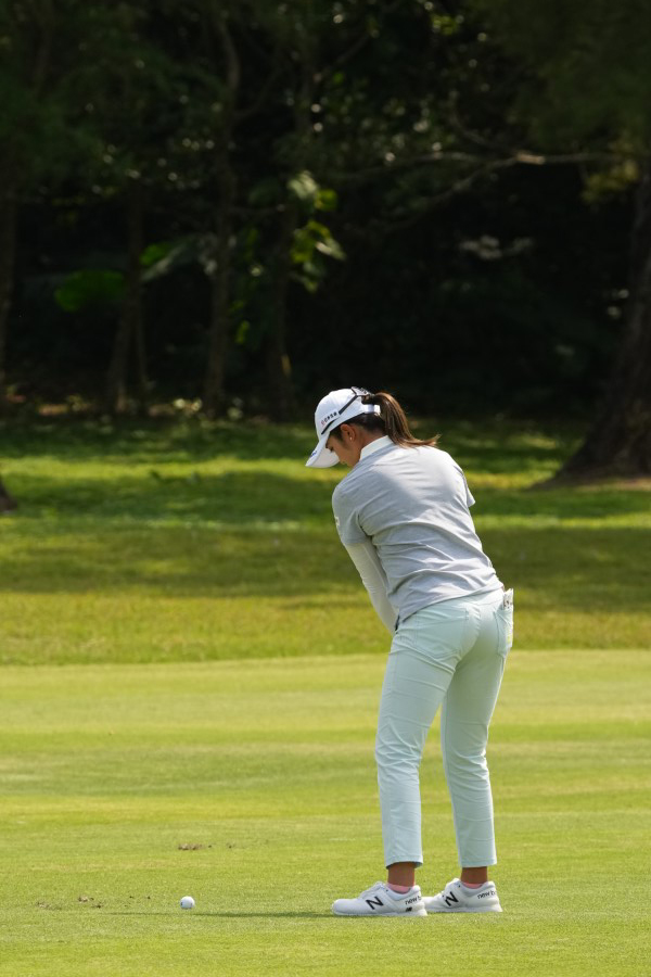 稲見萌寧のアイアンスイング（斜め前方）連続写真【2022年ダイキンオーキッドレディスゴルフトーナメント】