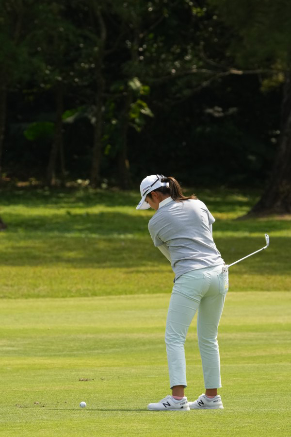 稲見萌寧のアイアンスイング（斜め前方）連続写真【2022年ダイキンオーキッドレディスゴルフトーナメント】