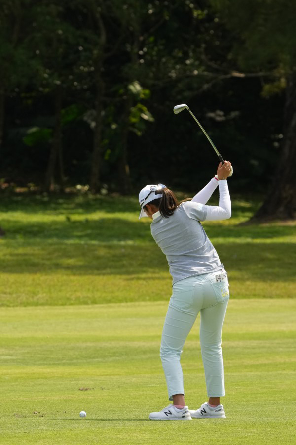 稲見萌寧のアイアンスイング（斜め前方）連続写真【2022年ダイキンオーキッドレディスゴルフトーナメント】