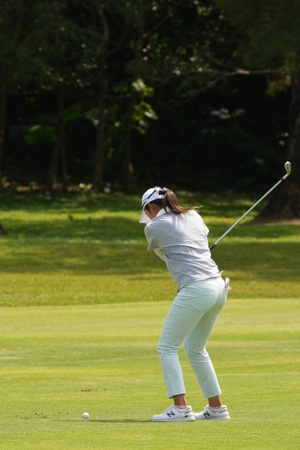 稲見萌寧のアイアンスイング（斜め前方）連続写真【2022年ダイキンオーキッドレディスゴルフトーナメント】