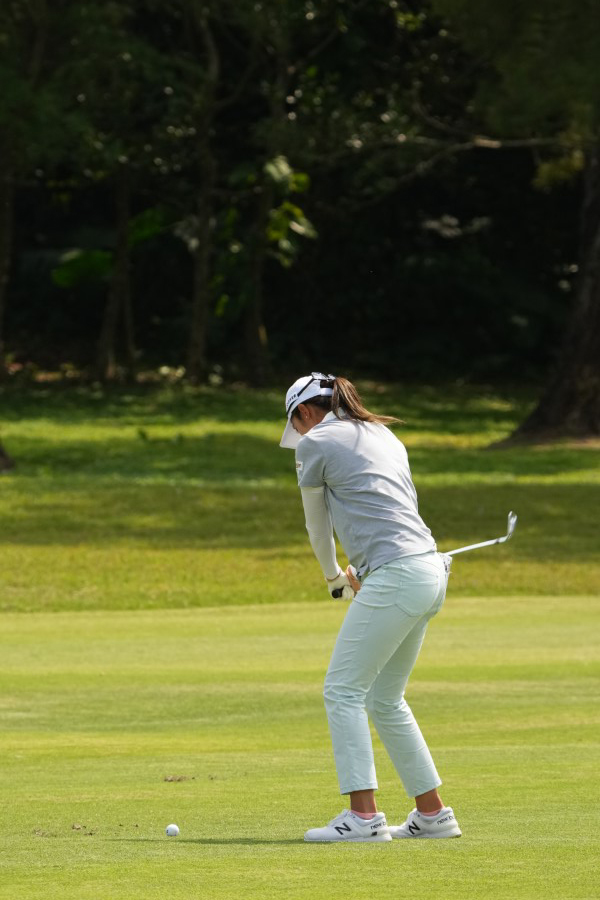 稲見萌寧のアイアンスイング（斜め前方）連続写真【2022年ダイキンオーキッドレディスゴルフトーナメント】