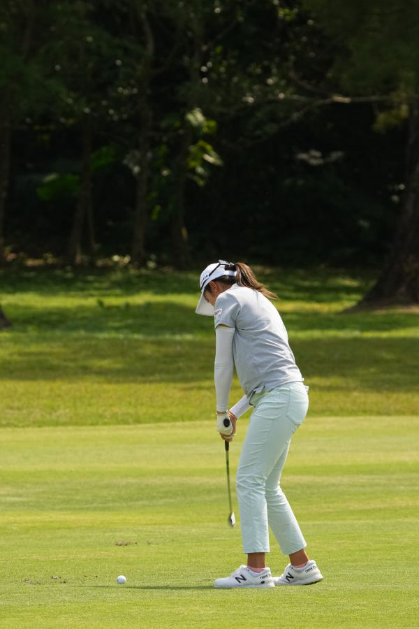 稲見萌寧のアイアンスイング（斜め前方）連続写真【2022年ダイキンオーキッドレディスゴルフトーナメント】