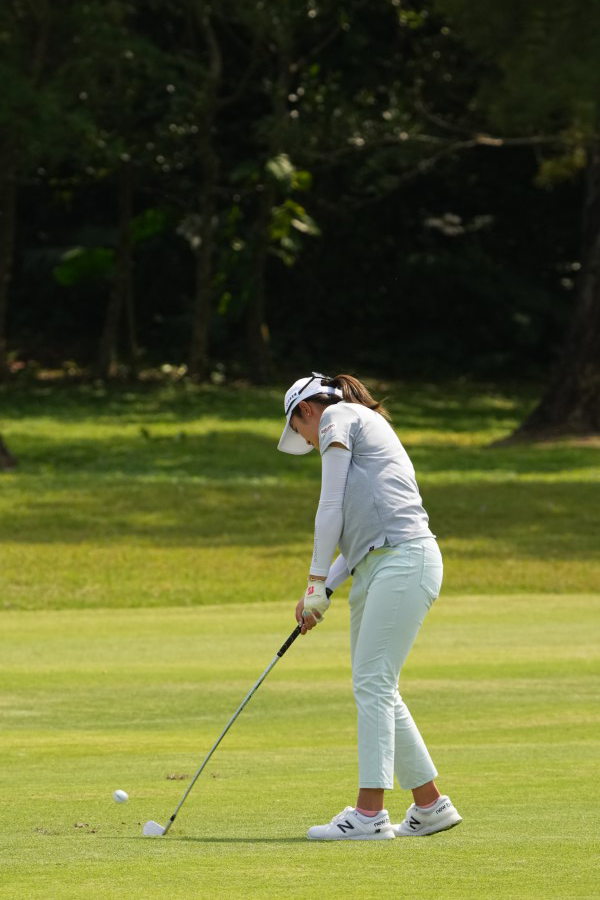 稲見萌寧のアイアンスイング（斜め前方）連続写真【2022年ダイキンオーキッドレディスゴルフトーナメント】