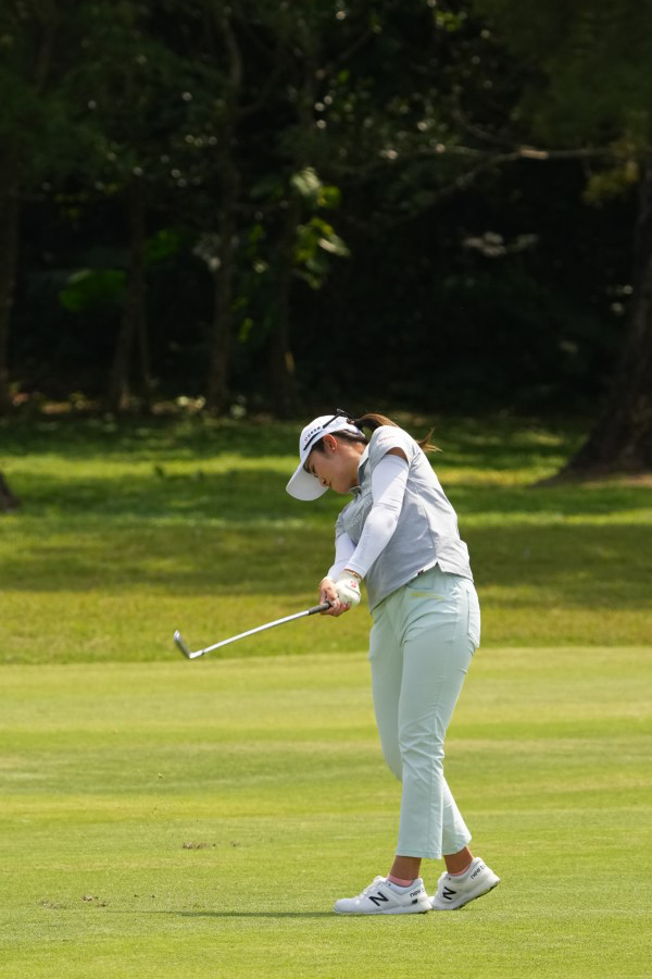 稲見萌寧のアイアンスイング（斜め前方）連続写真【2022年ダイキンオーキッドレディスゴルフトーナメント】