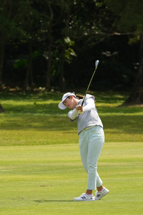 稲見萌寧のアイアンスイング（斜め前方）連続写真【2022年ダイキンオーキッドレディスゴルフトーナメント】