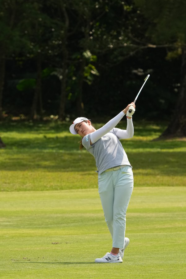 稲見萌寧のアイアンスイング（斜め前方）連続写真【2022年ダイキンオーキッドレディスゴルフトーナメント】