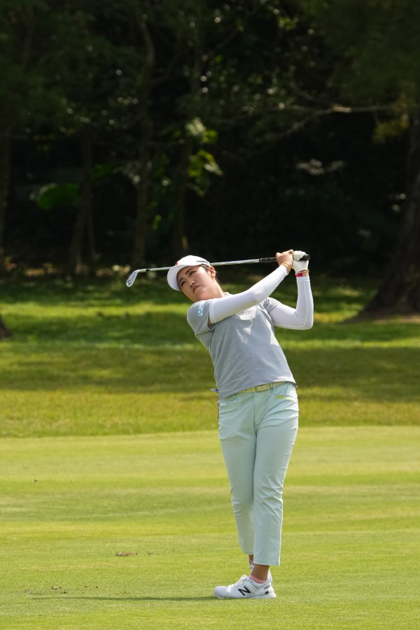 稲見萌寧のアイアンスイング（斜め前方）連続写真【2022年ダイキンオーキッドレディスゴルフトーナメント】