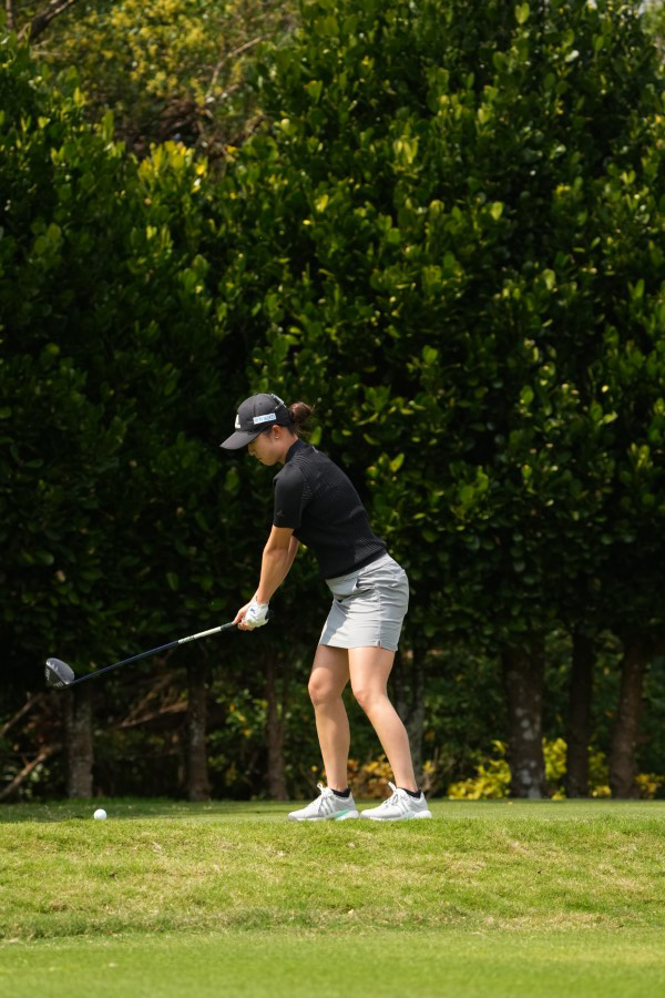 森田遥のドライバースイング（斜め前方）連続写真【2022年ダイキンオーキッドレディスゴルフトーナメント】