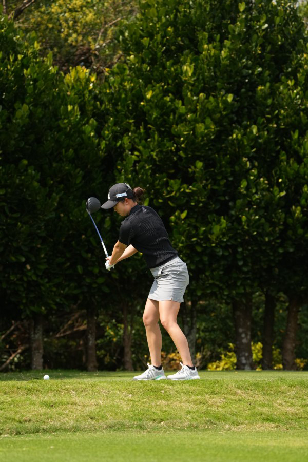 森田遥のドライバースイング（斜め前方）連続写真【2022年ダイキンオーキッドレディスゴルフトーナメント】