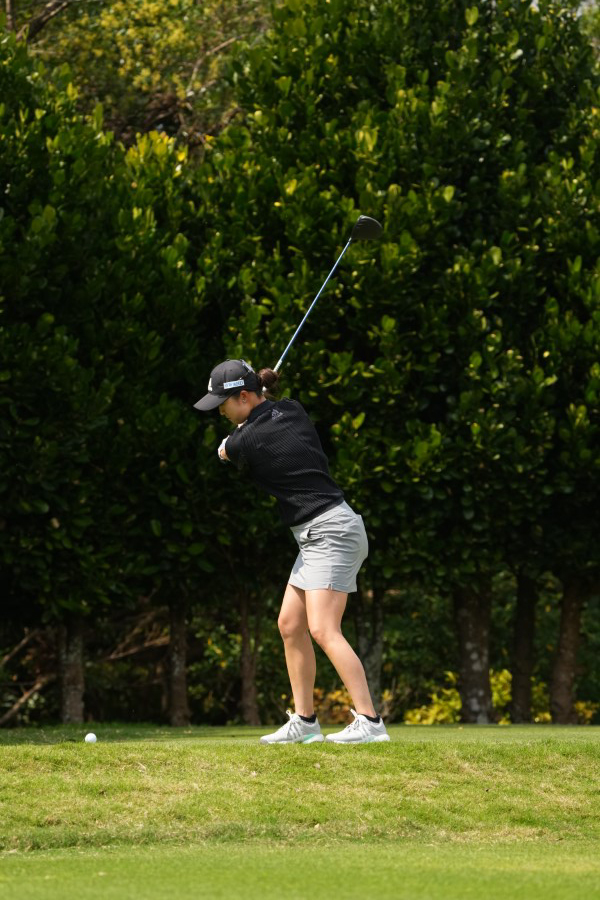 森田遥のドライバースイング（斜め前方）連続写真【2022年ダイキンオーキッドレディスゴルフトーナメント】