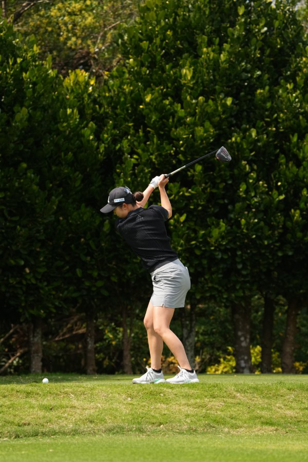 森田遥のドライバースイング（斜め前方）連続写真【2022年ダイキンオーキッドレディスゴルフトーナメント】