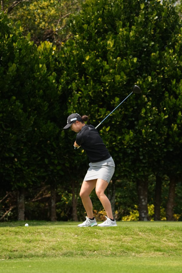 森田遥のドライバースイング（斜め前方）連続写真【2022年ダイキンオーキッドレディスゴルフトーナメント】