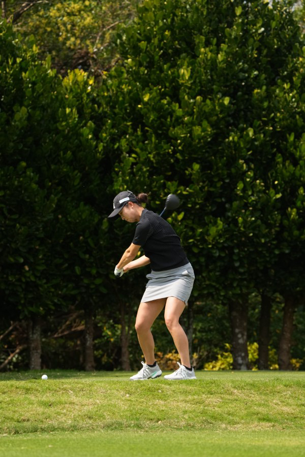 森田遥のドライバースイング（斜め前方）連続写真【2022年ダイキンオーキッドレディスゴルフトーナメント】