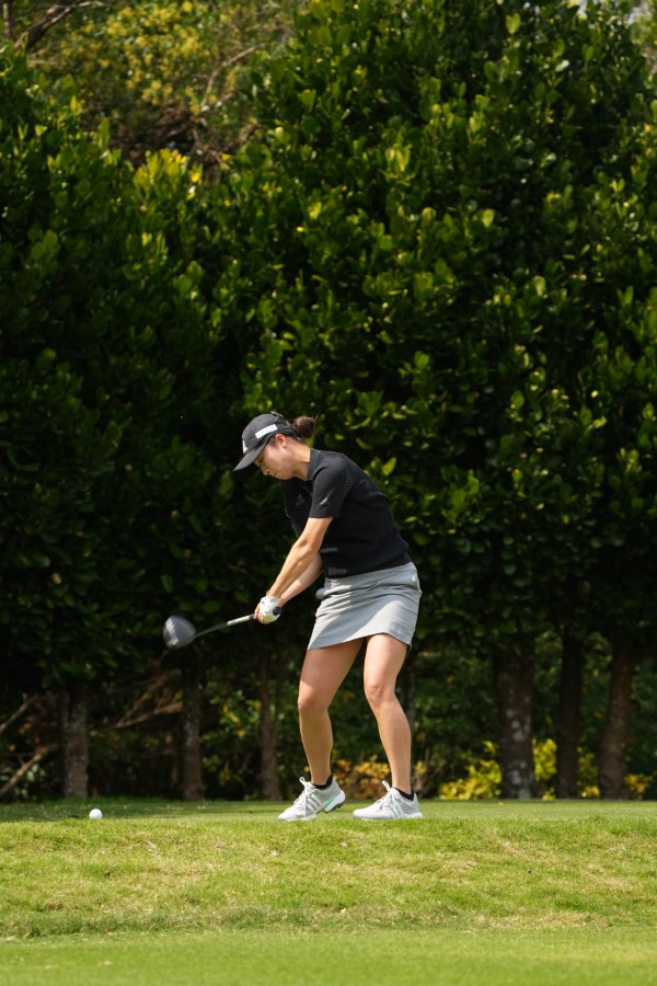 森田遥のドライバースイング（斜め前方）連続写真【2022年ダイキンオーキッドレディスゴルフトーナメント】