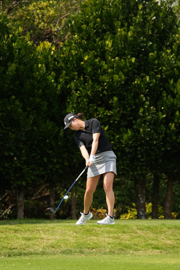 森田遥のドライバースイング（斜め前方）連続写真【2022年ダイキンオーキッドレディスゴルフトーナメント】