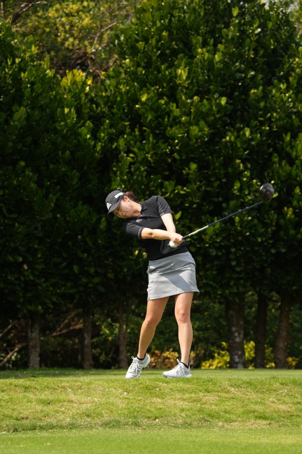 森田遥のドライバースイング（斜め前方）連続写真【2022年ダイキンオーキッドレディスゴルフトーナメント】