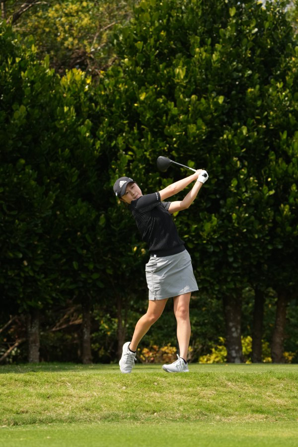 森田遥のドライバースイング（斜め前方）連続写真【2022年ダイキンオーキッドレディスゴルフトーナメント】