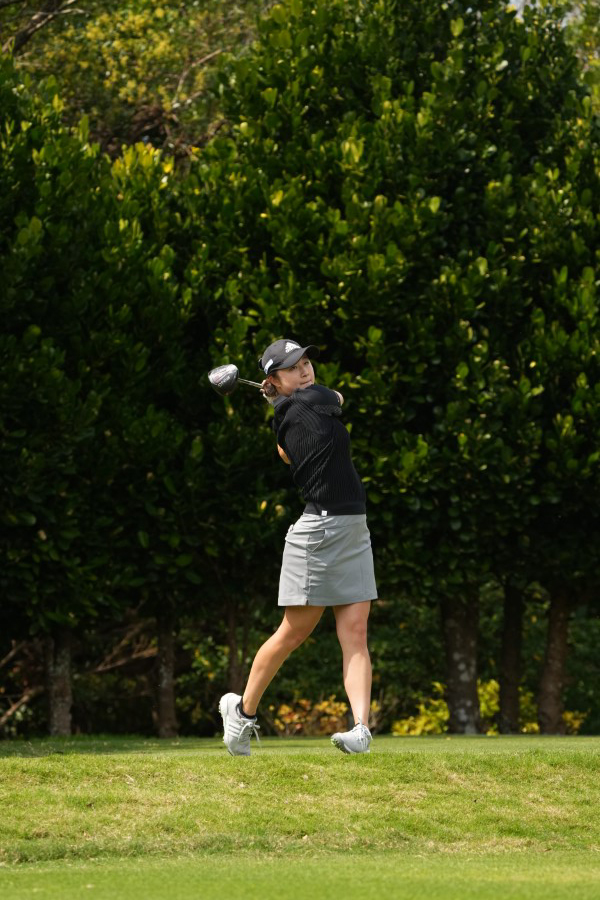 森田遥のドライバースイング（斜め前方）連続写真【2022年ダイキンオーキッドレディスゴルフトーナメント】