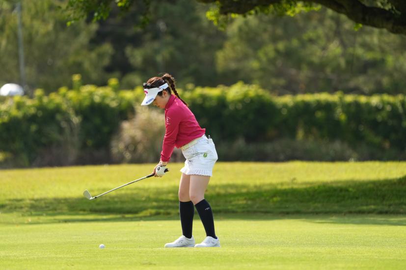 西村優菜のアイアンスイング（斜め前方）連続写真【2022年ダイキンオーキッドレディスゴルフトーナメント】