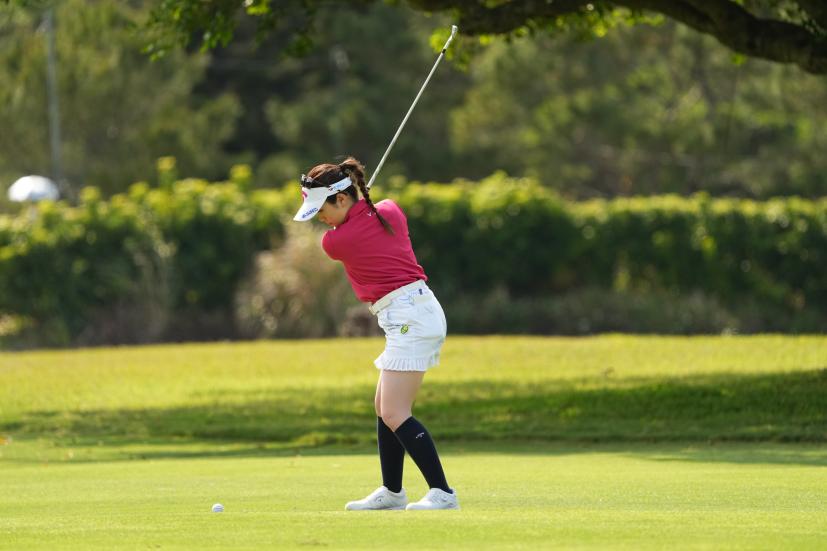 西村優菜のアイアンスイング（斜め前方）連続写真【2022年ダイキンオーキッドレディスゴルフトーナメント】