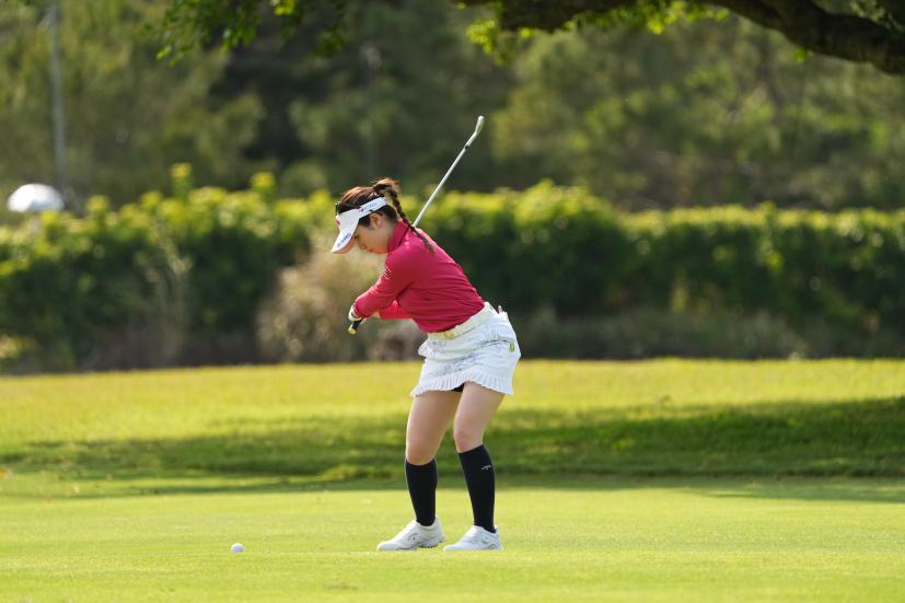 西村優菜のアイアンスイング（斜め前方）連続写真【2022年ダイキンオーキッドレディスゴルフトーナメント】