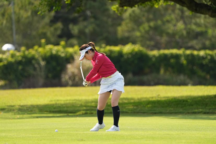 西村優菜のアイアンスイング（斜め前方）連続写真【2022年ダイキンオーキッドレディスゴルフトーナメント】