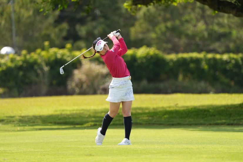 西村優菜のアイアンスイング（斜め前方）連続写真【2022年ダイキンオーキッドレディスゴルフトーナメント】